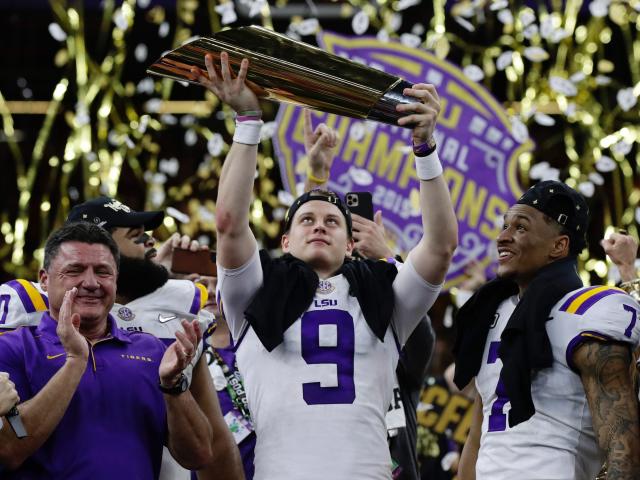 Joe Burrow, Bengals Teammate Tyler Shelvin Recreate Iconic LSU Photo