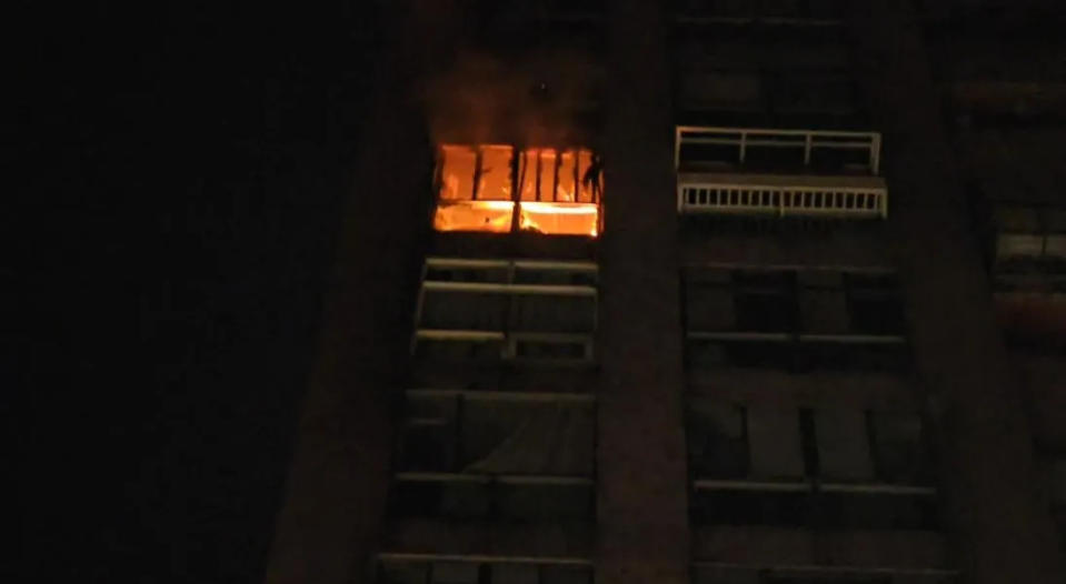 <strong>收假不平靜！基隆市「大香港公寓大廈」於21日晚間9時許發生火警。（圖／中天新聞）</strong>