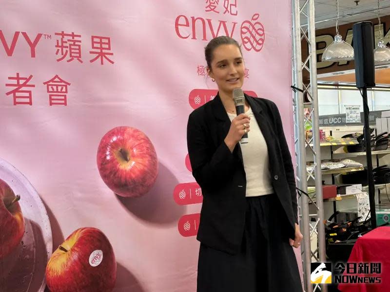 ▲ENVY蘋果紐西蘭駐台商務經理Lottie Eglinton對台灣人愛吃愛妃感到特開心。（圖／記者金武鳳攝，2024.6.14)