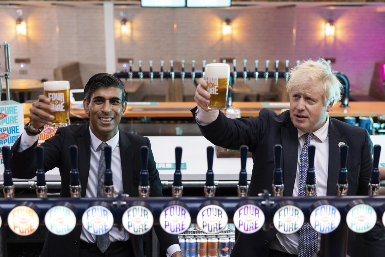 LONDON, ENGLAND - OCTOBER 27:  British Prime Minister Boris Johnson and Britain's Chancellor of the Exchequer Rishi Sunak visit 'Fourpure Brewery' in Bermondsey on October 27, 2021 in London, England. Earlier in the day, Sunak presented the government's budget, and how to 