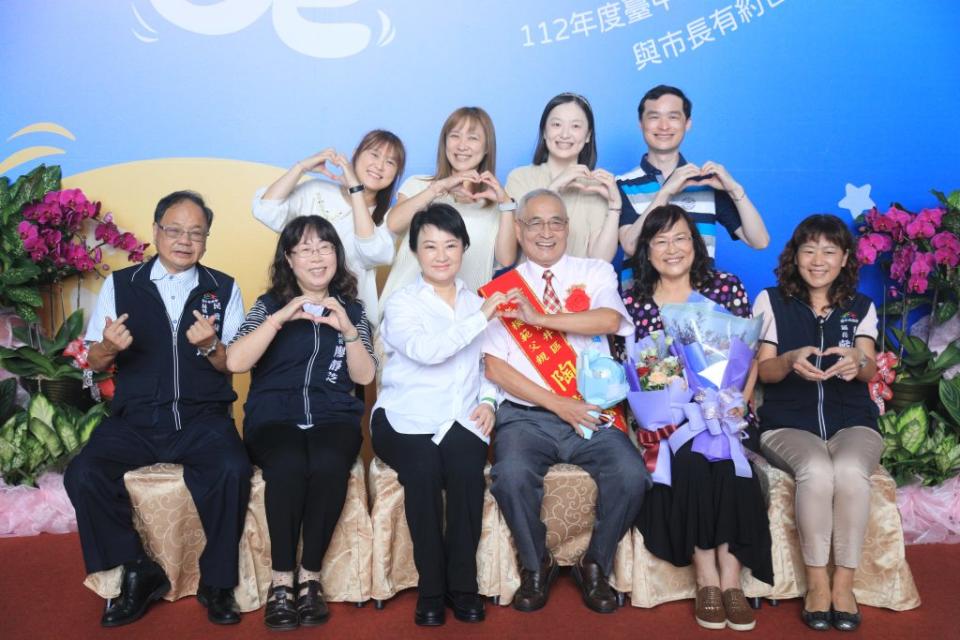 台中市政府昨日舉辦「模範父親與市長有約」合照活動，市長盧秀燕感謝每位爸爸對家庭的辛苦付出。（記者陳金龍攝）