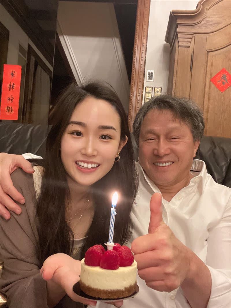 謝志偉PO跟小女兒的合照，網友留言笑稱「大使會變成國民岳父」。（圖／翻攝自臉書）