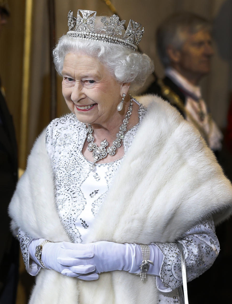 ARCHIVO – La reina Isabel II de Gran Bretaña sonríe al salir de la sesión inaugural del Parlamento en las Cámaras del Parlamento en Londres el 8 de mayo de 2013. (Foto AP/Kirsty Wigglesworth, Pool)