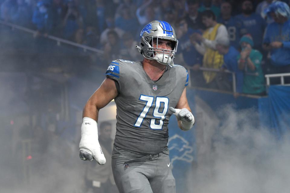 Detroit Lions defensive end John Cominsky runs onto the field before the first half against the Miami Dolphins on Oct. 30, 2022.