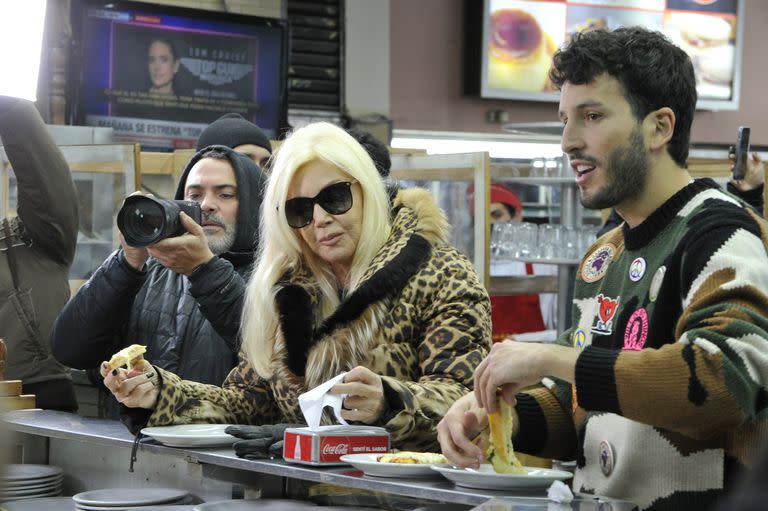 Susana Giménez y Sebastián Yatra disfrutando de unas ricas pizzas