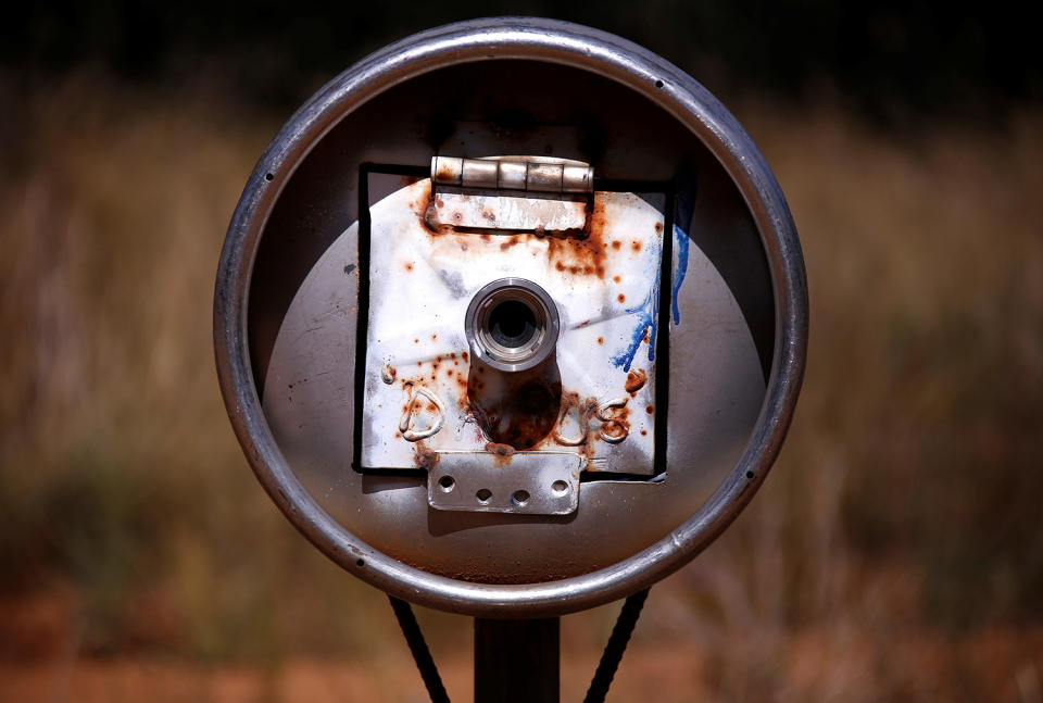 <p>An old beer keg serves as a mailbox in the outskirts of Walgett township, northwest of Sydney, Australia. (Photo: David Gray/Reuters) </p>