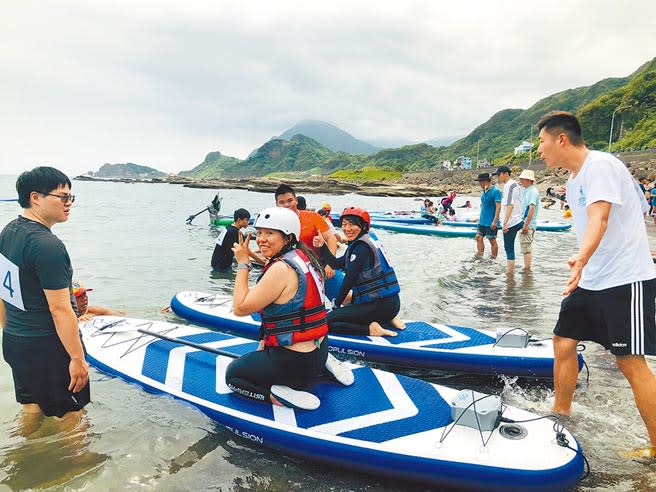 新銳動能水上體驗嘉年華活動12日在濱海休閒中心展開，現場旅客可以藉動力水上運動，充分體會划過海上浪花的樂趣。（吳康瑋攝）