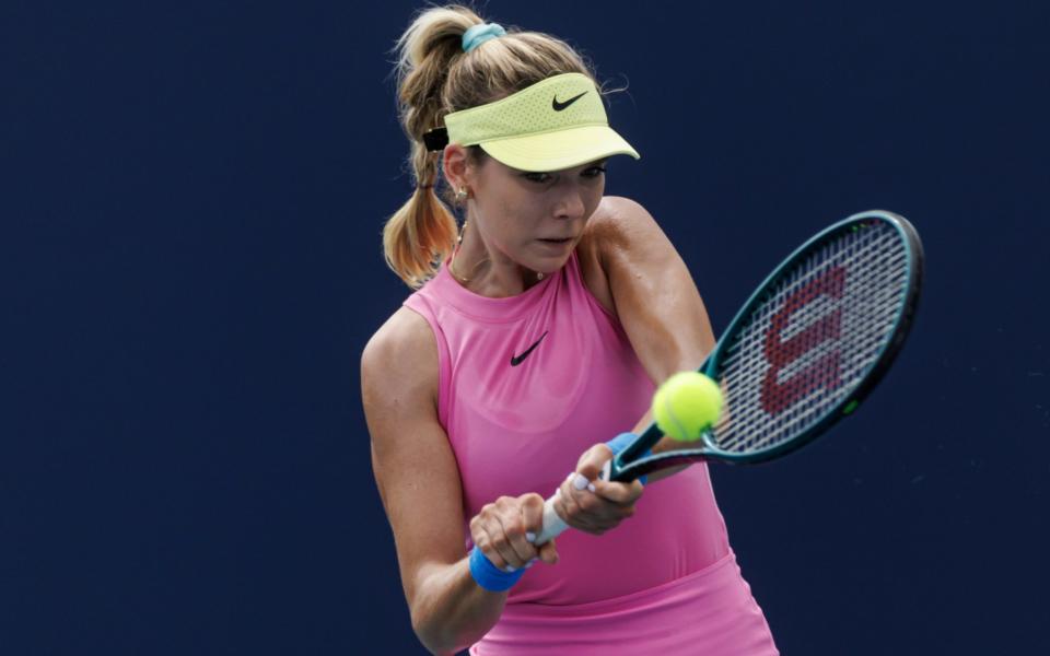 Katie Boulter de Gran Bretaña golpea un revés contra Brenda Fruhvirtova de la República Checa en la primera ronda del Abierto de Miami en el Hard Rock Stadium el 21 de marzo de 2024 en Miami Gardens, Florida