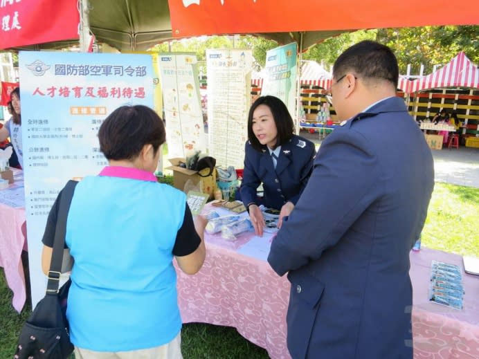 空軍第五聯隊官兵設立人才招募攤位，宣傳募兵資訊。（空軍第五聯隊基勤大隊提供）