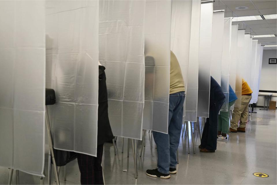因應新型冠狀病毒疫情，美國總統大選有些投票站內設有透明簾幕   圖：達志影像/美聯社