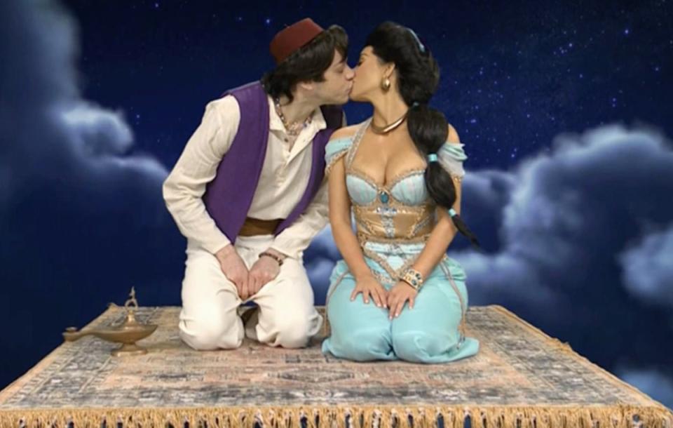 Kim Kardashian y Pete Davidson en el sketch de Aladdin 'SNL' (NBC/Still)
