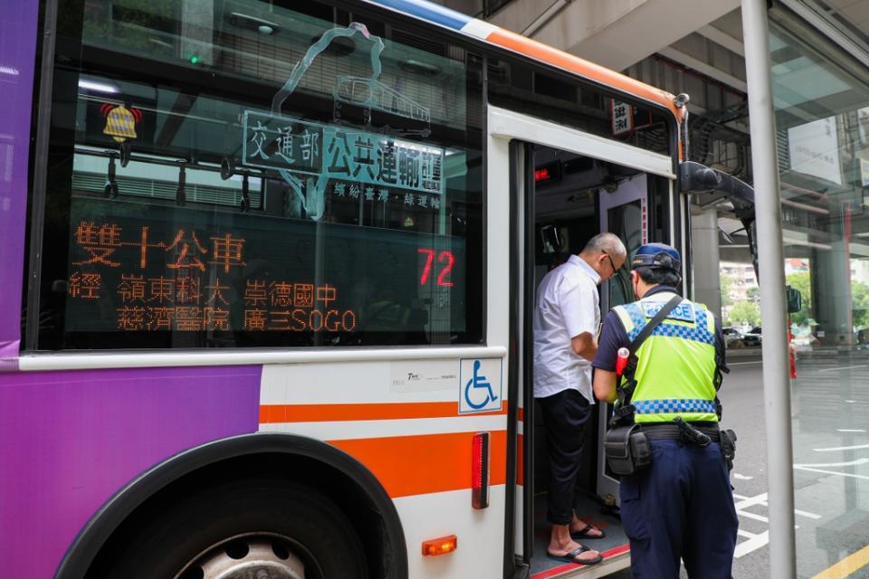 《圖說》中市府啟動「無限期公車大執法」，維護行人安全。