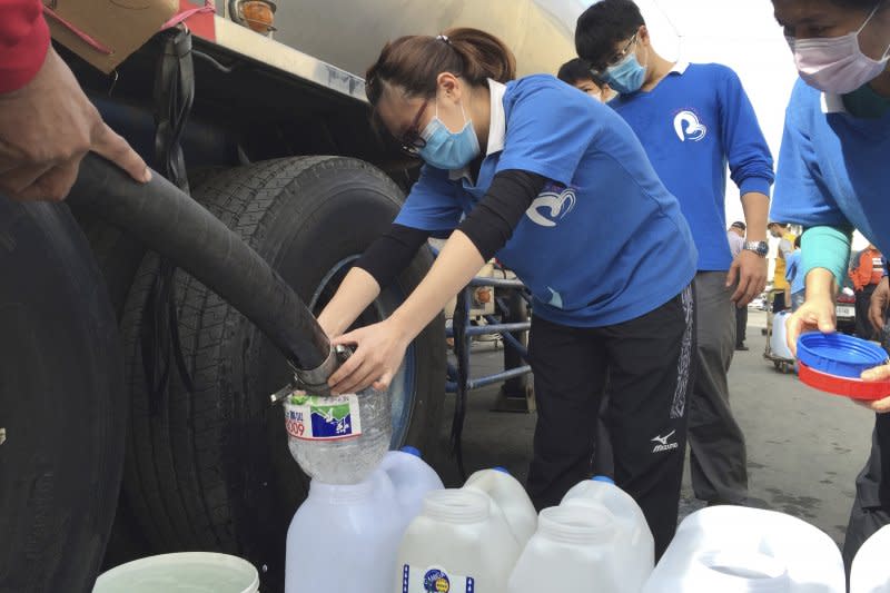 南台灣大地震，受災民眾取水（美聯社）