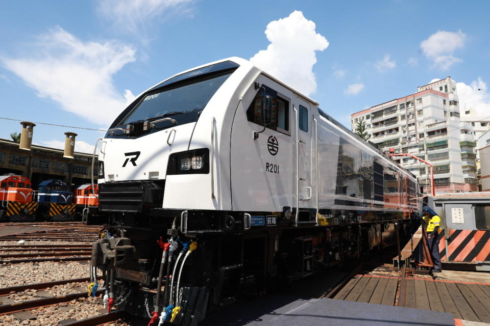 台鐵R200型新柴電機車10日在彰化扇形車庫正式對外亮相。(台鐵局提供)