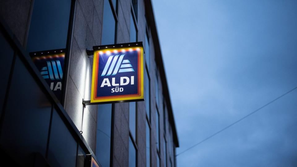 Nach Lidl, Rewe und Kaufland will nun auch der Discounter Aldi Löhne und Gehälter der Mitarbeiterinnen und Mitarbeiter noch vor einem Tarifabschluss einseitig erhöhen.