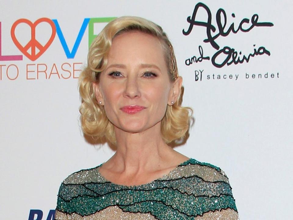 Anne Heche muss weiter im Krankenhaus behandelt werden. (Bild: 2018 Kathy Hutchins/Shutterstock.com)