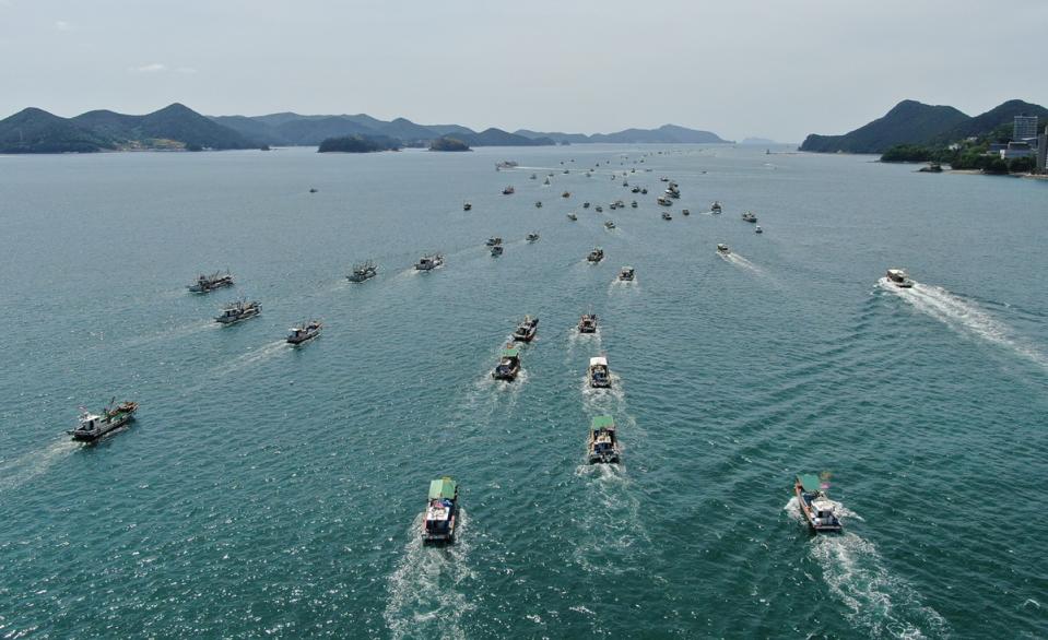 
350艘漁船26日集結於韓國慶尚南道臨海城市統營，對
日本政府決定將福島核電廠產生核廢水排入海中的做法
表達抗議，也提出希望韓國政府更強力應對的訴求。（
韓國環境運動聯合提供）
