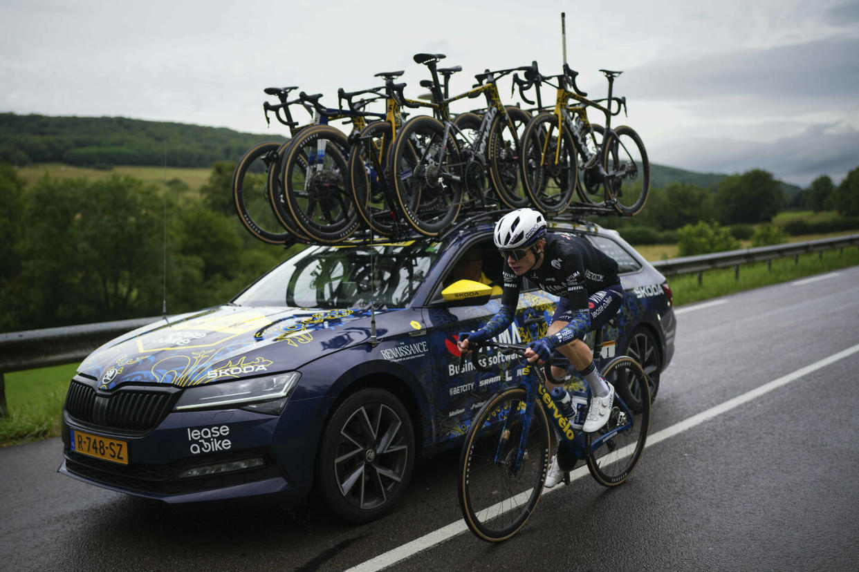 Le double tenant du titre Jonas Vingegaard au côté de son staff, lors de la 8e étape du Tour de France 2024.   - Credit:Daniel Cole/AP/SIPA / SIPA / Daniel Cole/AP/SIPA