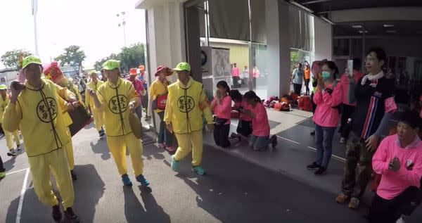 白沙屯媽祖10年前進駐彰化車廠，因此有了「粉紅超跑」的稱號。（圖／翻攝自 白沙屯拱天宮網路電視）