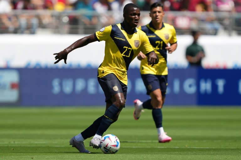 El ecuatoriano Moisés Caicedo avanza con la pelota en el duelo del sábado ante Venezuela. (Thearon W. Henderson)