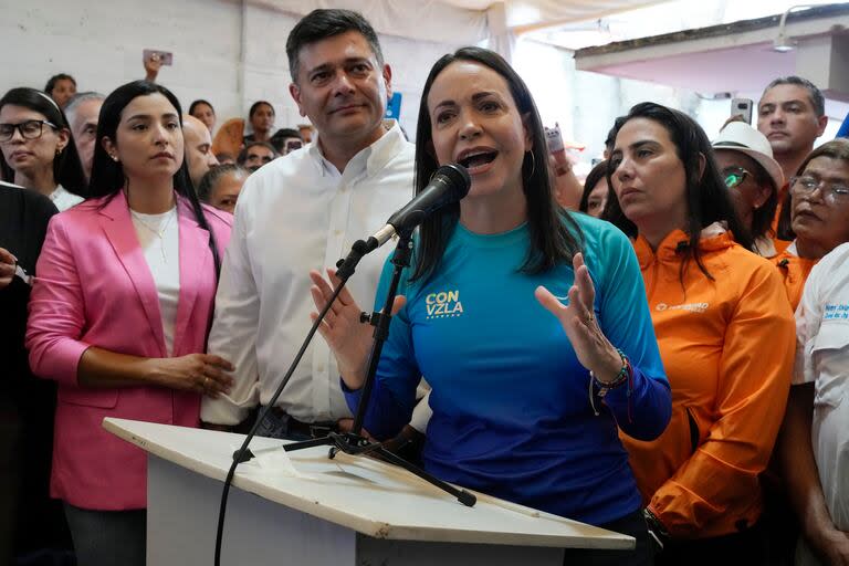 María Corina Machado, aspirante a candidata opositora a la presidencia, habla a sus partidarios luego de que el líder de la oposición, Freddy Superlano (detrás, izquierda), anunció su retirada de las primarias, en Caracas, Venezuela, el 13 de octubre de 2023. La oposición celebrará sus primarias el 22 de octubre. (AP Foto/Ariana Cubillos)