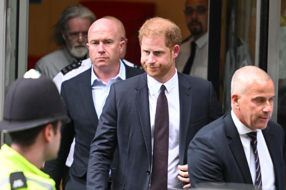 El príncipe Harry se marcha tras declarar en el juicio por hackeo telefónico del grupo Mirror (Leon Neal/Getty)