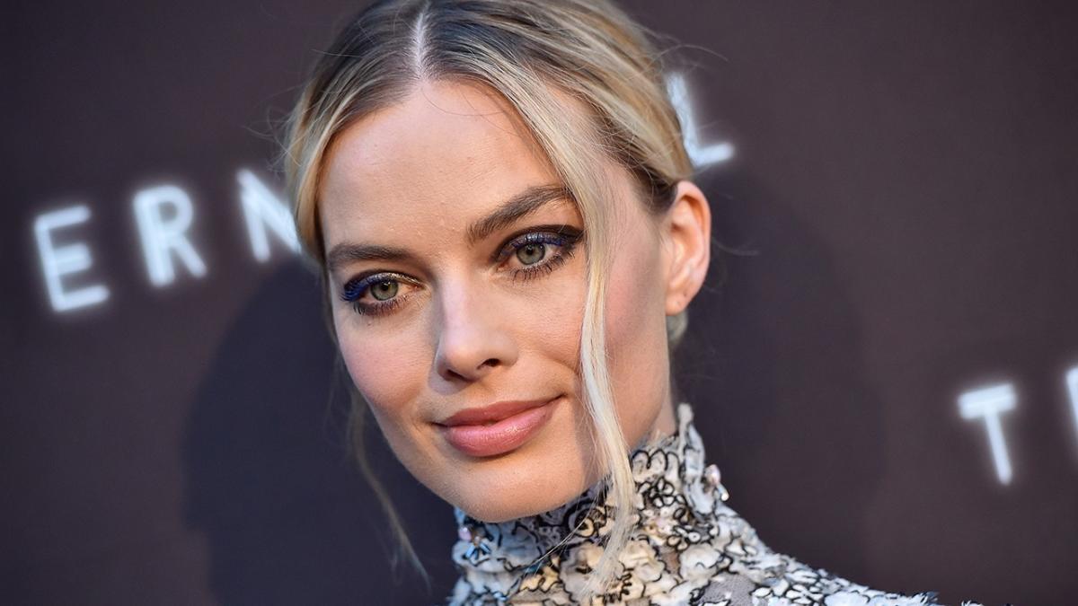 Margot Robbie Sports Faux Baby Bump While Portraying Sharon Tate On Set ...