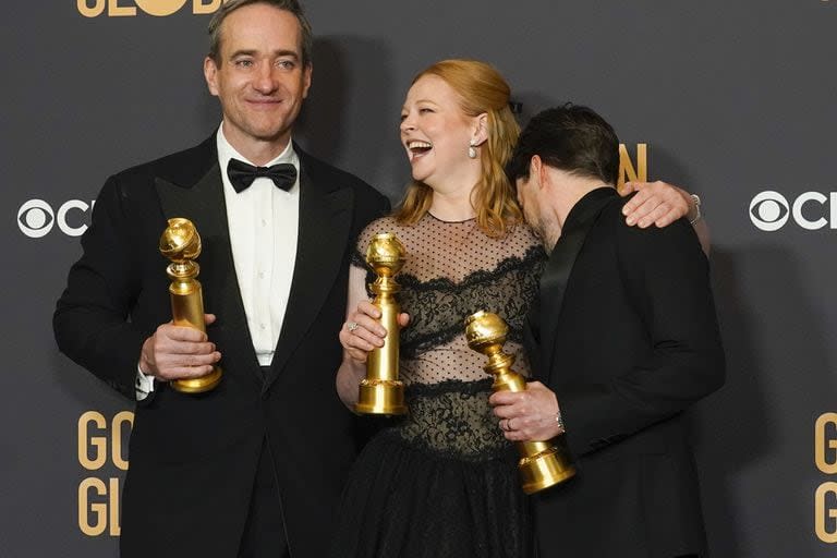 Matthew Macfadyen, Sarah Snook y Kieran Culkin se divirtieron en la sala de prensa de los premios Globo de Oro enseñando sus estatuillas