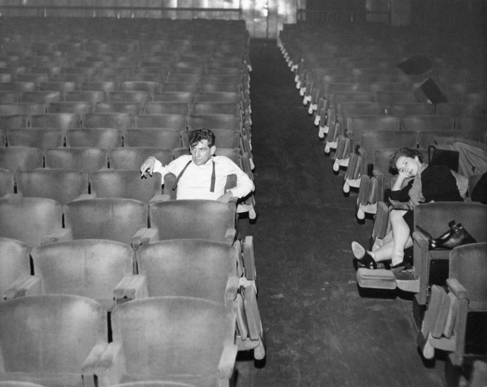 leonard bernstein and felicia montealegre sitting at the teatro nuovo in milan