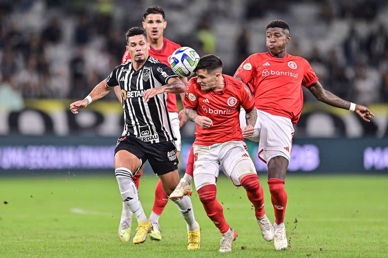 Fabricio Bustos, jugando para Inter, ante Paulinho Sampaio de Atlético Mineiro, por el torneo Brasileirao 2023 