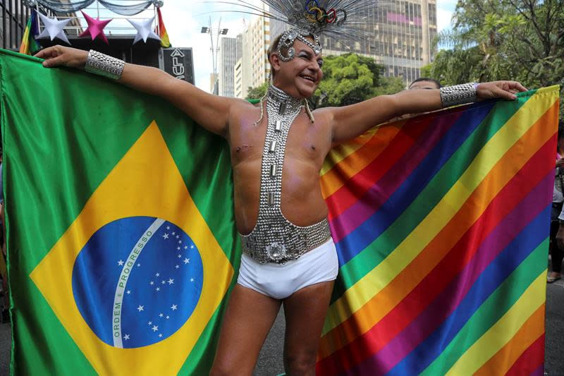 La parada gay de Sao Paulo es una fiesta que busca difundir el mensaje de la comunidad homosexual brasileña.EFE/Sebastião Moreira