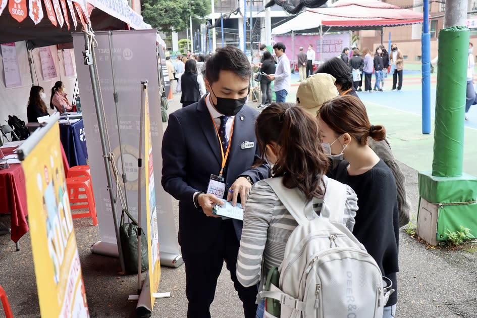 徵才廠商與學生。   圖：新北市就服處提供