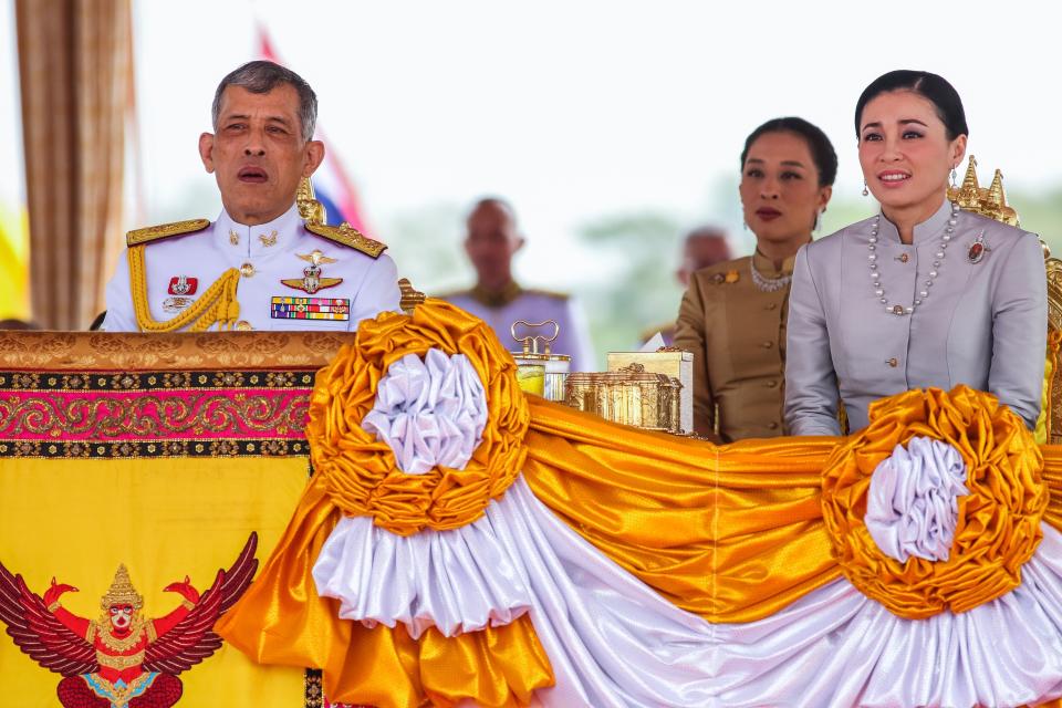 Le roi en tenue (Photo by KRIT PHROMSAKLA NA SAKOLNAKORN/THAI NEWS PIX/AFP via Getty Images)