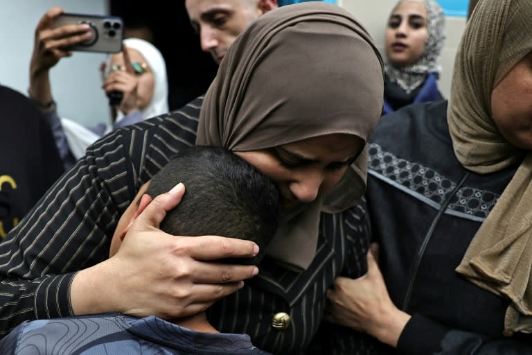 Des proches de Palestiniens tués lors d'un raid de l'armée israélienne dans le camp de Nour Shams, à la morgue de l'hôpital de Tulkarem en Cisjordanie, le 20 avril 2024 (Zain JAAFAR)