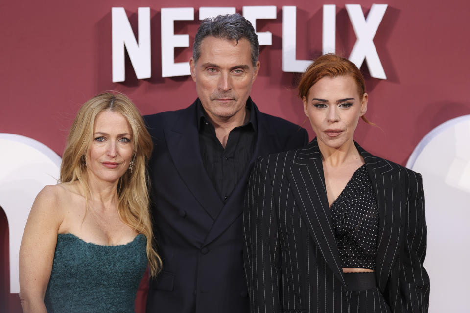 Gillian Anderson, de izquierda a derecha, Rufus Sewell y Billie Piper posan a su llegada al estreno mundial de la película "Scoop" el miércoles 27 de marzo de 2024 en Londres. (Foto Vianney Le Caer/Invision/AP)