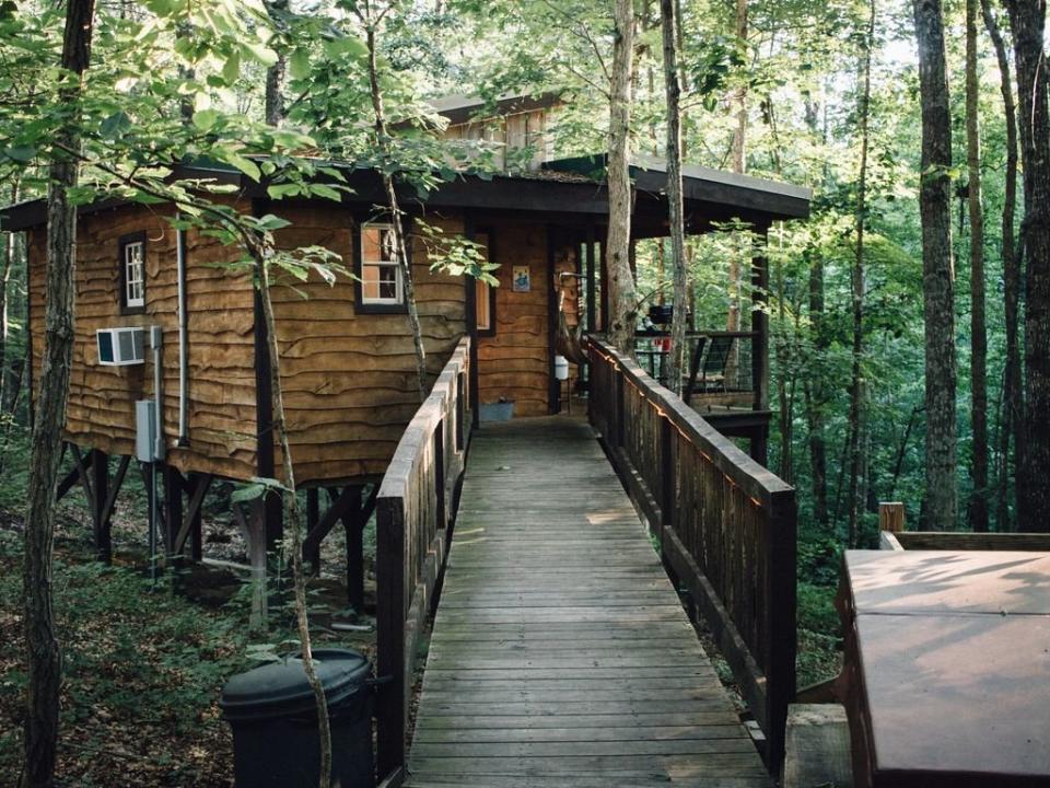 This open-concept treehouse is the perfect retreat for couples looking to getaway from the hustle and bustle of daily life. It has a hot tub, fireplace and porch with stunning views of the surrounding 7 acres of woods. <a href="https://www.homeaway.com/vacation-rental/p439810vb" target="_blank">Check it out</a>.&nbsp;