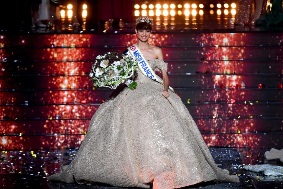 La nueva ganadora de Miss Francia 2024, Eve Gilles, aparece en el escenario después de obtener la corona (AFP a través de Getty Images)