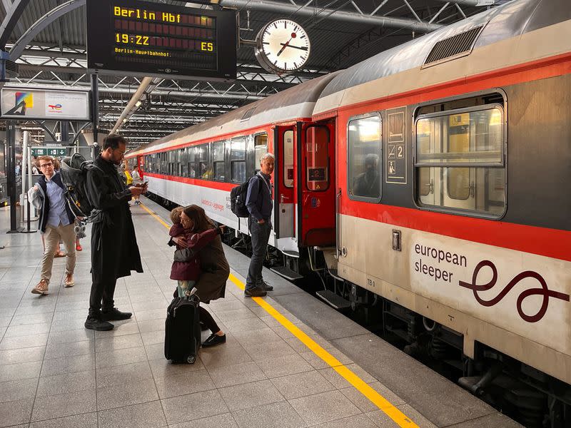 FOTO DE ARCHIVO. Varias personas se despiden antes de subir al primer tren-cama europeo con destino a Berlín, en la estación Midi de Bruselas, Bélgica