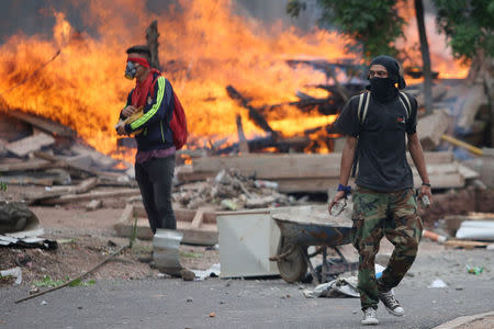 Supporters of Salvador Nasralla, presidential candidate for the Opposition Alliance Against the Dictatorship, clash with riot police as they wait for official presidential election results in Tegucigalpa, Honduras, November 30, 2017. REUTERS/Edgard Garrido