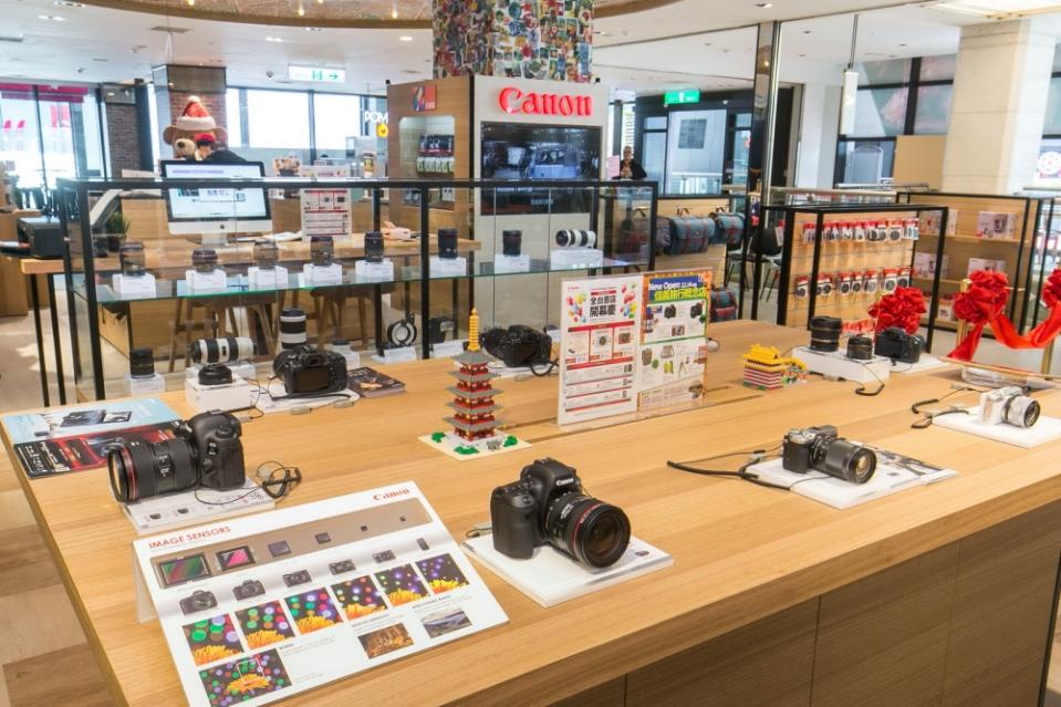 Canon Image Square 內展示 Canon 消費性影像商品，包括一般小型相機、迷你單眼、全片幅單眼、各式鏡頭及攝影周邊商品、影像輸出產品等，讓消費者盡情體驗