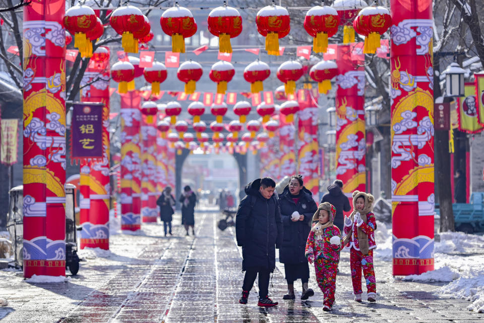 Tourists brave snow to enjoy the scenery of the newly decorated Qingzhou Ancient City scenic spot in Qingzhou city, East China's Shandong province.