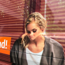 <p>Diese blonde Dame sollte für eine Werbung eigentlich nur ganz hübsch nach unten schauen. Diese Rechnung ist allerdings nicht ganz aufgegangen. Wenn man große Werbeaufkleber für Autos macht, sollte man natürlich auch bedenken, dass die Oberfläche von Autos nicht durchgehend glatt ist. Und so fährt die schöne Blondine nun mit einem deformierten Gesicht durch die Straßen. (Bild: Instagram/d0lk) </p>