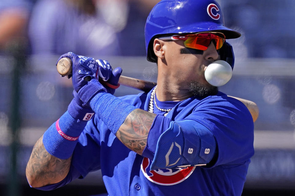 Javier Báez de los Cachorros de Chicago sopla una goma de mascar durante un turno al bate en el juego de pretemporada contra los Padres de San Diego, el lunes 1 de marzo de 2021, en Peoria, Arizona. (AP Foto/Charlie Riedel)