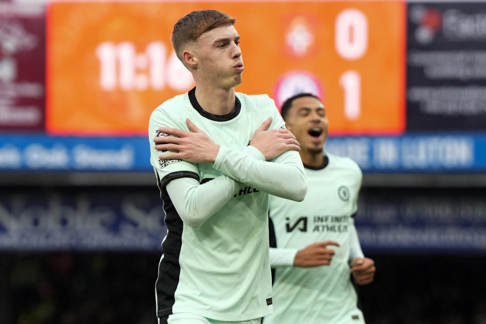 Cole Palmer del Chelsea celebra tras anotar el primer gol de su equipo en el encuentro ante el Luton en la Liga Premier el sábado 30 de diciembre del 2023. (AP Foto/Alastair Grant)