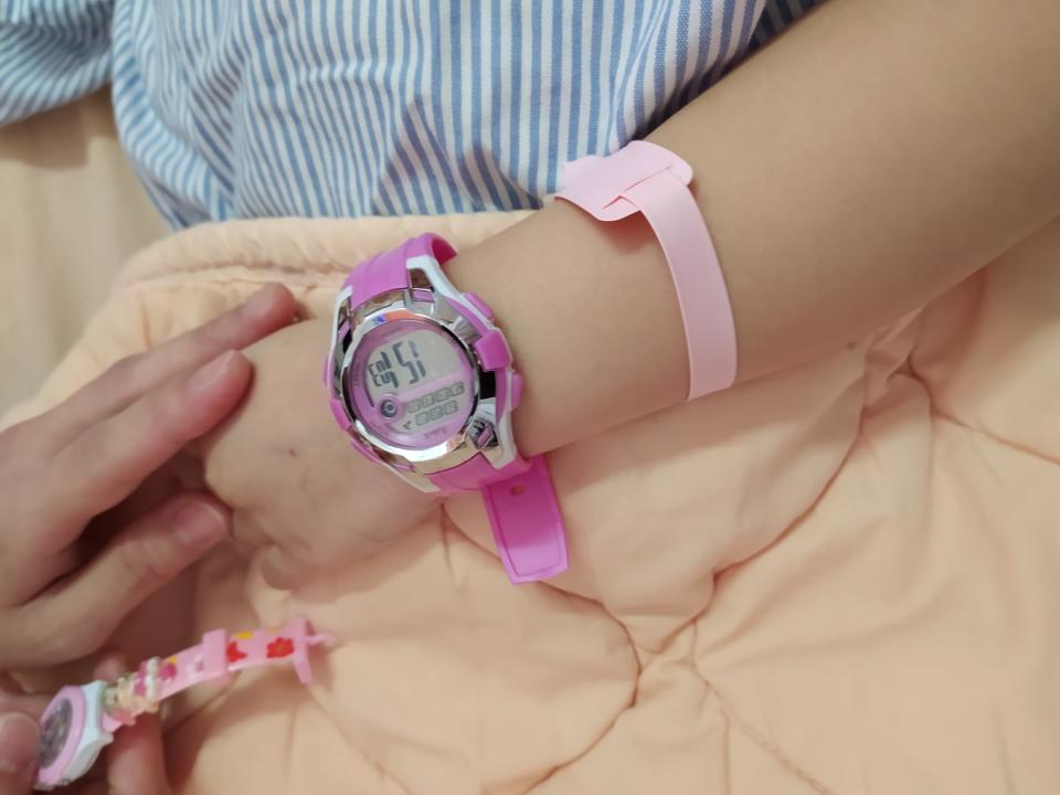 護理師買了一支手錶給女童。（圖／翻攝自花蓮慈濟醫院臉書）