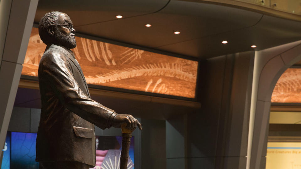 La statue de John Hammond dans Jurassic World.  (Images universelles)