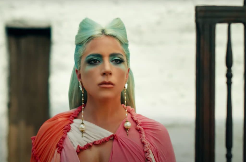 En una referencia artística hacia el estrés postraumático que debió atravesar, Lady Gaga lanzó el videoclip de 911