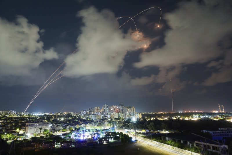 <cite>2023年10月19日，以色列的鐵穹防空系統正在攔截從加薩走廊發射的火箭。（美聯社）</cite>