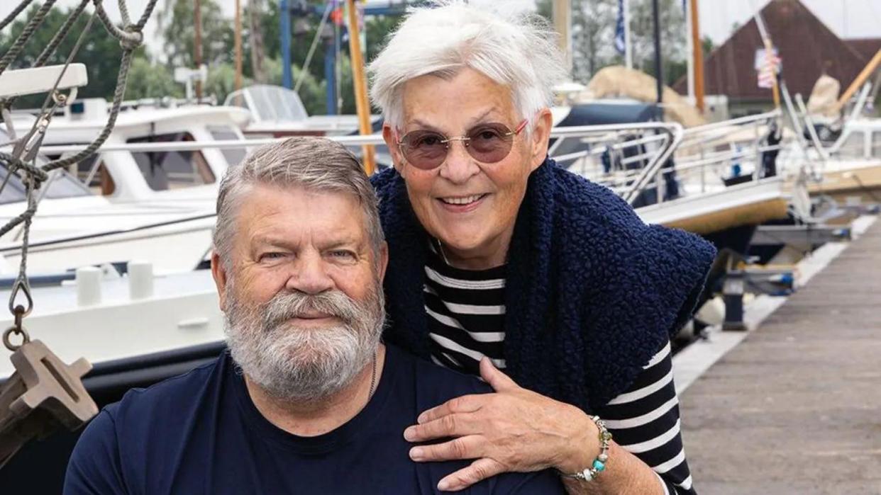 Jan y Els, en un muelle, antes de morir