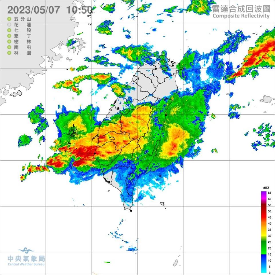 氣象局提醒10縣市有大雨發生的機率，也注意瞬間雷擊、強風。翻攝報天氣 - 中央氣象局臉書